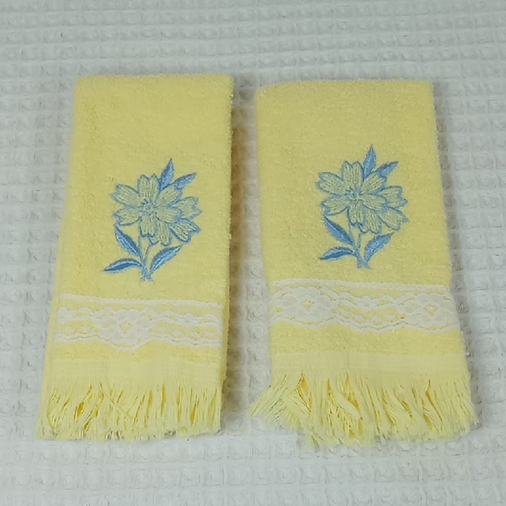 Vintage Unbranded Yellow Fingertip Towels w/Blue Flower & Lace Details